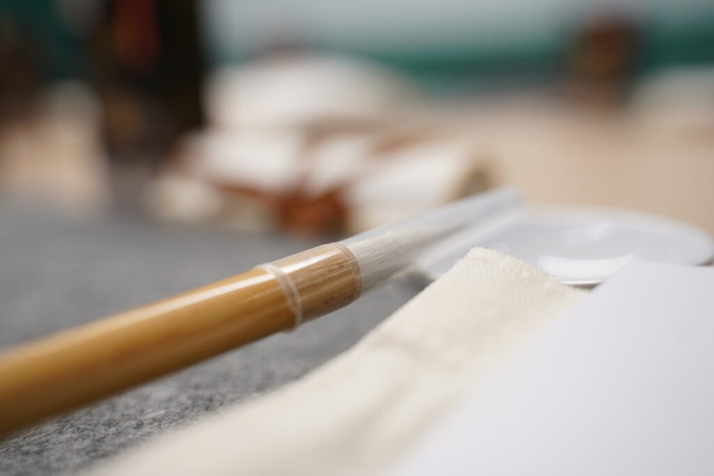Every participant was provided a set of calligraphy tools, which includes black ink, calligraphy brush, paper scroll, drawing mat, and a tote bag to carry these tools home!