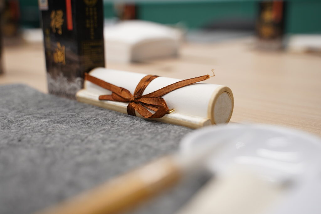 Every participant was provided a set of calligraphy tools, which includes black ink, calligraphy brush, paper scroll, drawing mat, and a tote bag to carry these tools home!